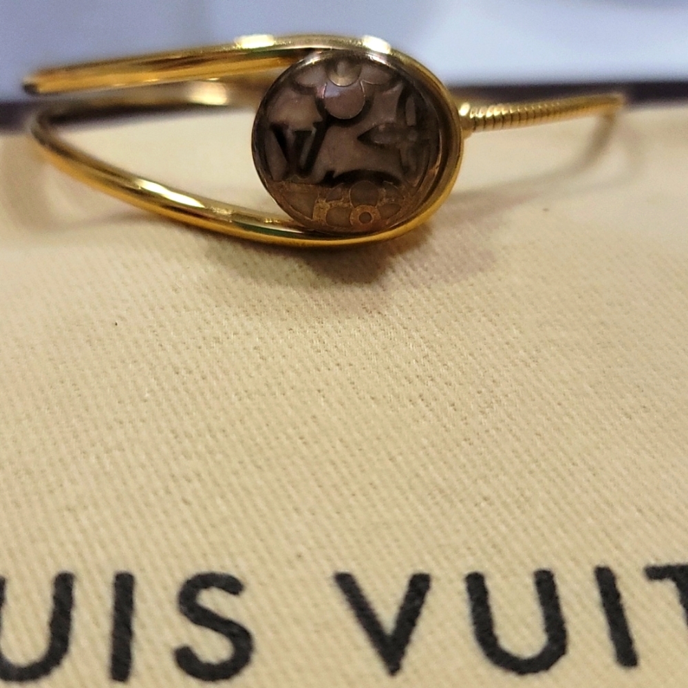 LOUIS VUITTON CELESTE MAGNET GOLD TONE BRACELET - Picture 14 of 16